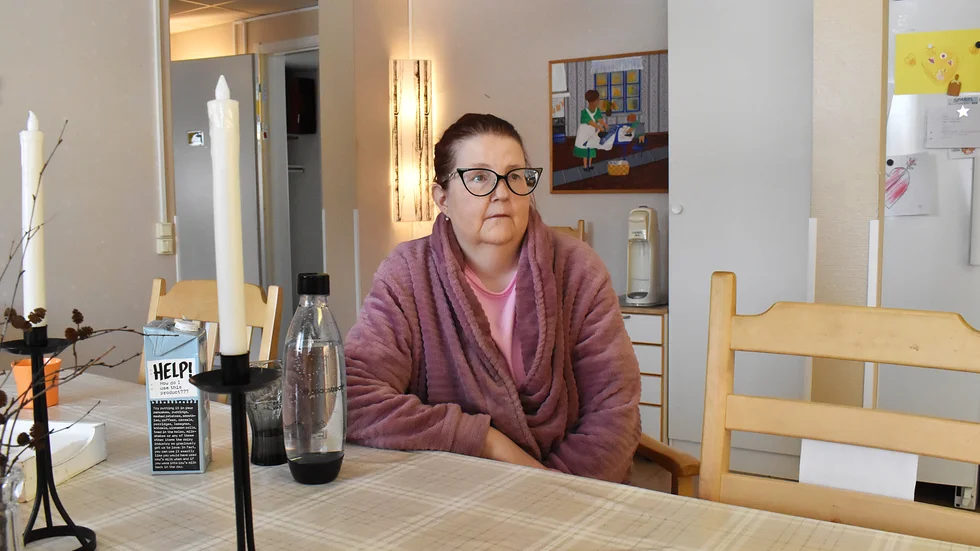 Carina Lindberg har tidigare beviljats färdtjänst för att åka de två och en halv milen till Svansele och träffa sin son. Men nu är det slut med det. ”Jag tycker att det är diskriminering”, säger hon.