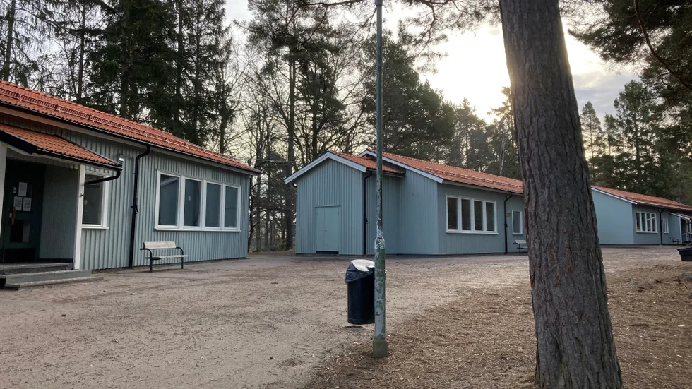 Idylliskt belägen i en Tallbacke togs Hagbyskolan i drift vid höstterminen 1959. Kritikerna menade att dess livslängden skulle bli 20, 30 år. Skolchefen sa det dubbla. Till synes väl underhållen är skolan idag 66 år gammal.