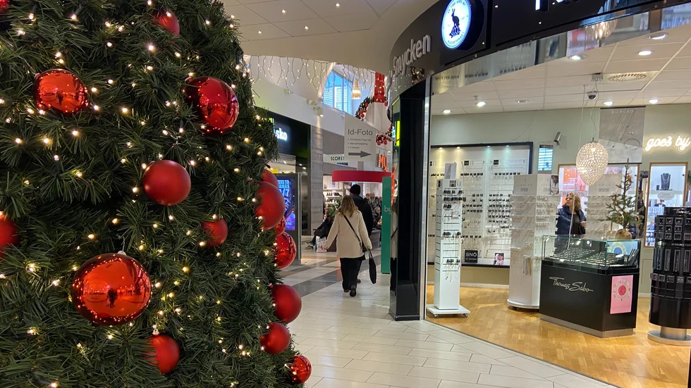 Ingelsta Shopping i full julskrud. Julshopparna flyttade sig på snabba ben mellan butikerna.