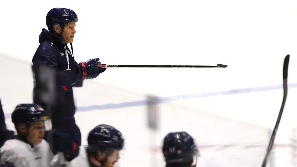 Nye LHC-tränaren Anders "Ante" Karlsson delar ut direktiv under sin första träning i Saab arena. Nästa uppgift: HV 71 hemma i ett utsålt Saab arena. 