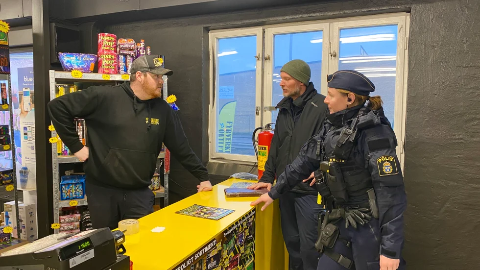 Samuel Dahlström, brandingenjör vid räddningstjänsten, och polisen Ida samverkade under fredagen vid tillsyn av fyrverkeriförsäljare. Här beskriver handlare Martin Björkman sin verksamhet, som var utan anmärkningar. 