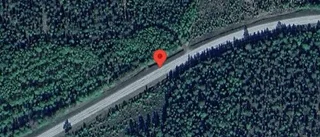 Två personbilar i olycka på väg 807