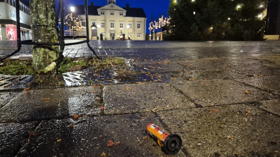 Så här såg det ut på Stora torget i Vimmerby i gryningen på nyårsdagen. Nyårsnattens snö är borta och torget var fritt från både skräp och raketer, i stort sett.