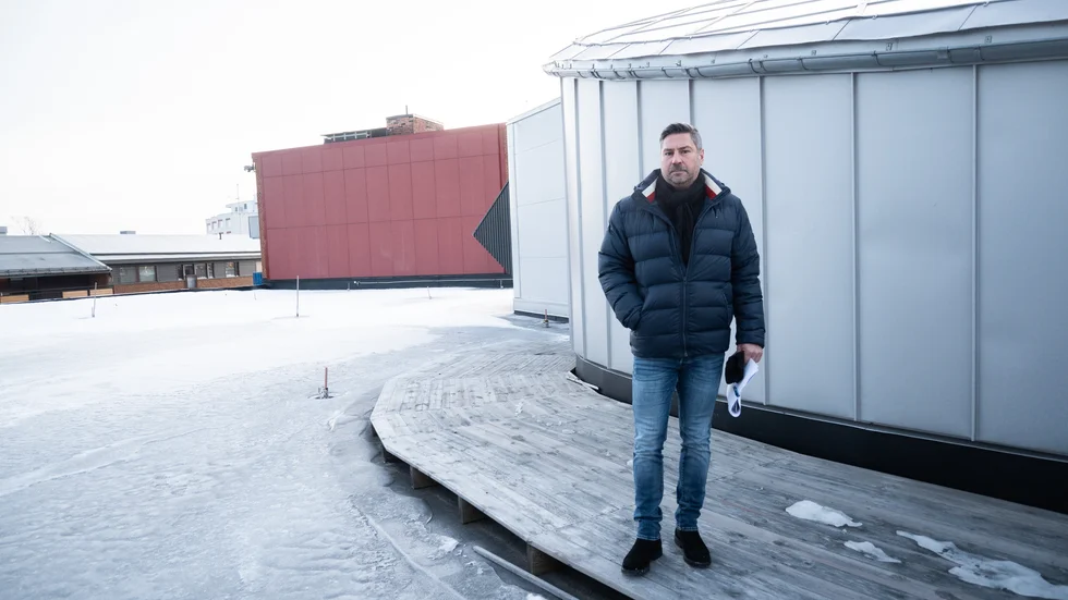 Här uppe på taket vill Samhällsbyggnadsbolaget bygga två våningar till och låta biblioteket flytta in.