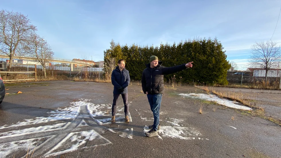 Projektledarena Magnus Ajnefors, Max Hamburgare, och Mikael Tholmark, Jansson Entreprenad, på tomten där Max har planerat byggnation under mycket lång tid. Nu startar arbetet med rivningen av de gamla fastigheterna.