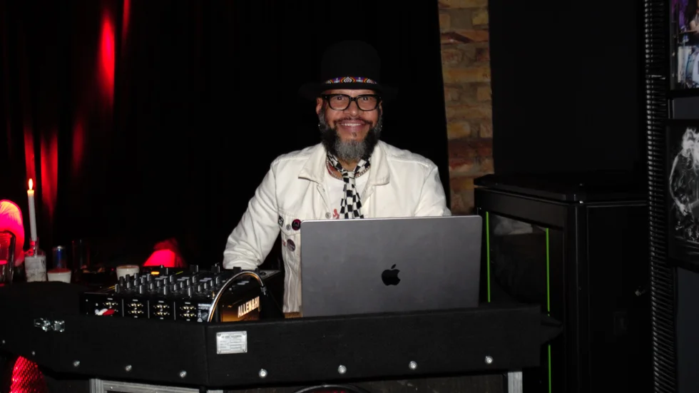 Den 17 januari dj:ade Guns N' Roses trummis Frank Ferrer på Kaliber Bar i Uppsala. 