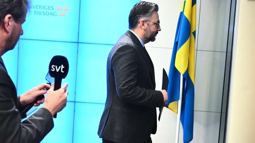 Centerpartiets partiledare Muharrem Demirok lämnar pressträffen utan att svara på frågor.