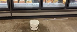 Vattenkaos – smältvatten läcker in i nybyggda Coop-butiken