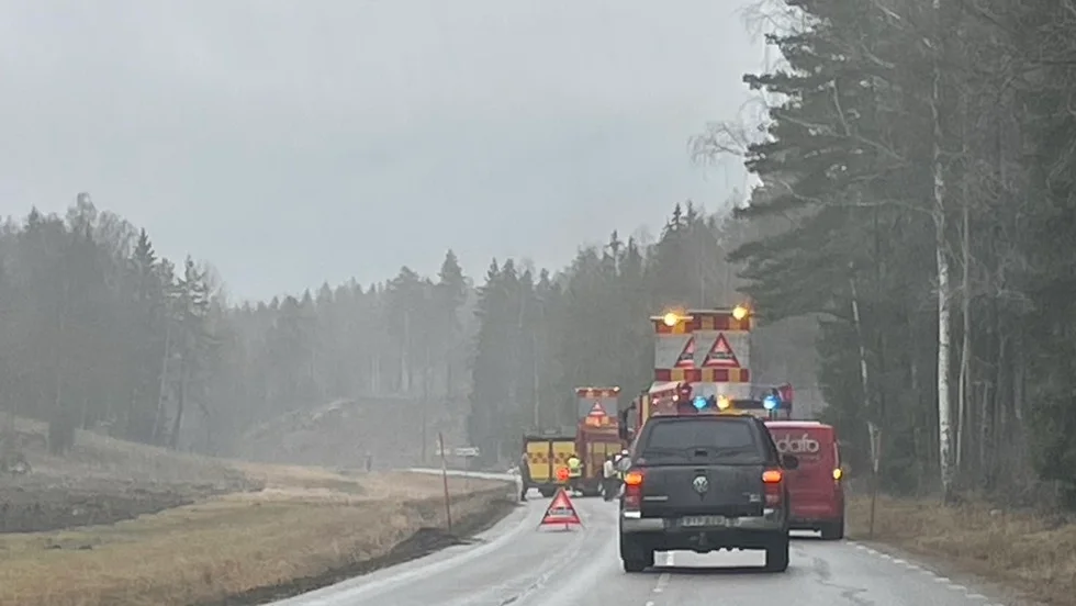 Räddningstjänsten, ambulans och polis är på plats, uppger SOS.