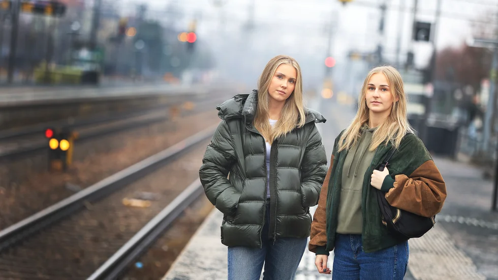 Det var i fredagskväll som klasskompisarna Fatima Hedman Blommé och Emilia Eriksson utsattes för ett oönskat beteende på tåget till Eskilstuna.