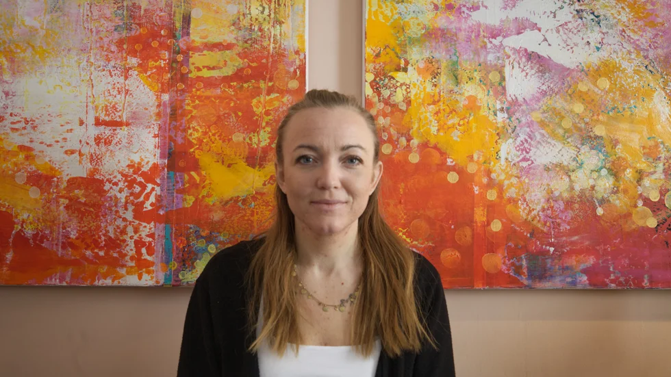 Alicia Brandt Rossander tog sig hel ur ett självdestruktivt liv och flera års psykiatrisk tvångsvård. Idag är hon yrkesverksam mamma och har nyligen utsetts till "Årets guldhjärna" för sitt sätt att sprida kunskap om psykisk hälsa. Tavlorna har Alicias mamma Caroline målat.
