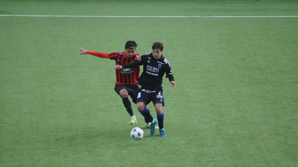 Hjalmar Gomes i duell under matchen mot BP.