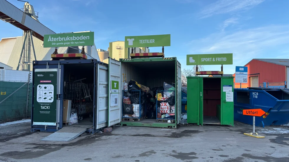 Sedan årsskiftet gäller en ny lag om att trasiga gamla kläder och andra textilier inte får slängas i hushållssoporna längre. Nu är det här, på Återbruket i Enköping, som de ska samlas in.