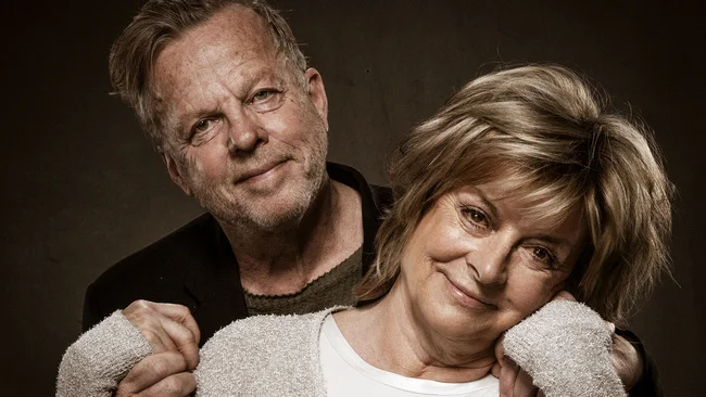 Krister Henriksson och Grynet Molvig i huvudrollerna i Lång dags färd mot natt.