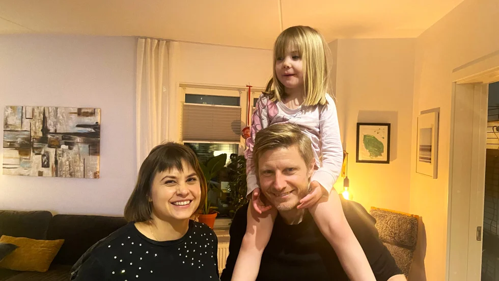 Sofie Nilsson och Marcus Söderlind bor i en lägenhet i Industristaden som de håller ren bland annat med hjälp av en dammsugarrobot.