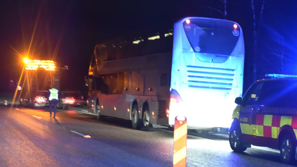 En olycka mellan en personbil och en buss inträffade natten mot söndag.