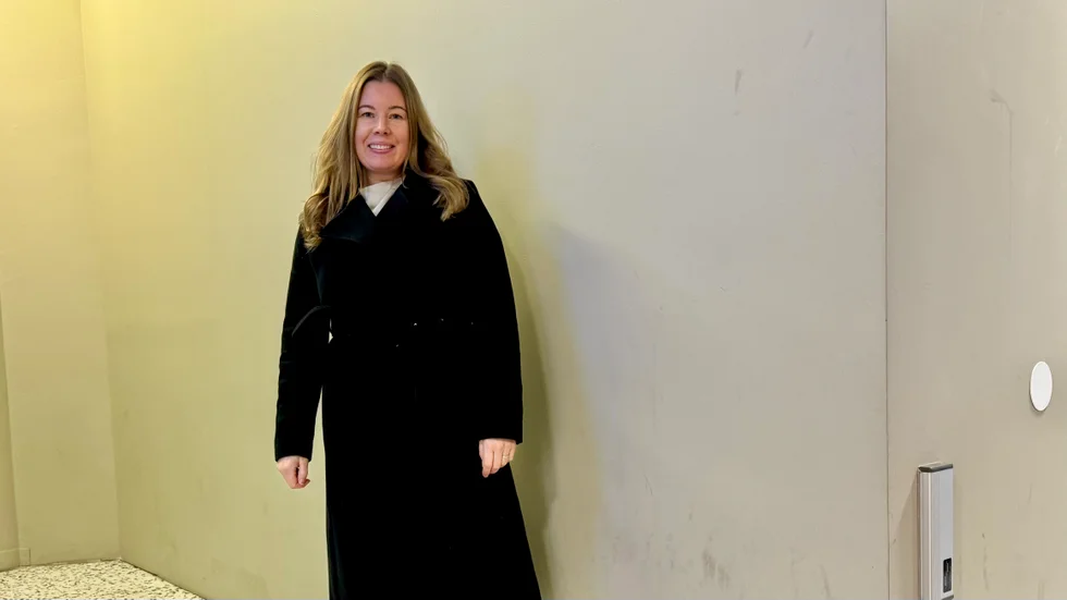 Josefin Krakowski berättar att väggen i gallerian Präntaren invigs lördag den 14 december. Då är alla välkomna att lämna - eller hämta - kläder. Till att börja med hoppas Josefin att folk ska lämna vinterplagg i form av jackor, mössor, vantar och skor, men kanske även tomtedräkter och kläder som hör julen till.
