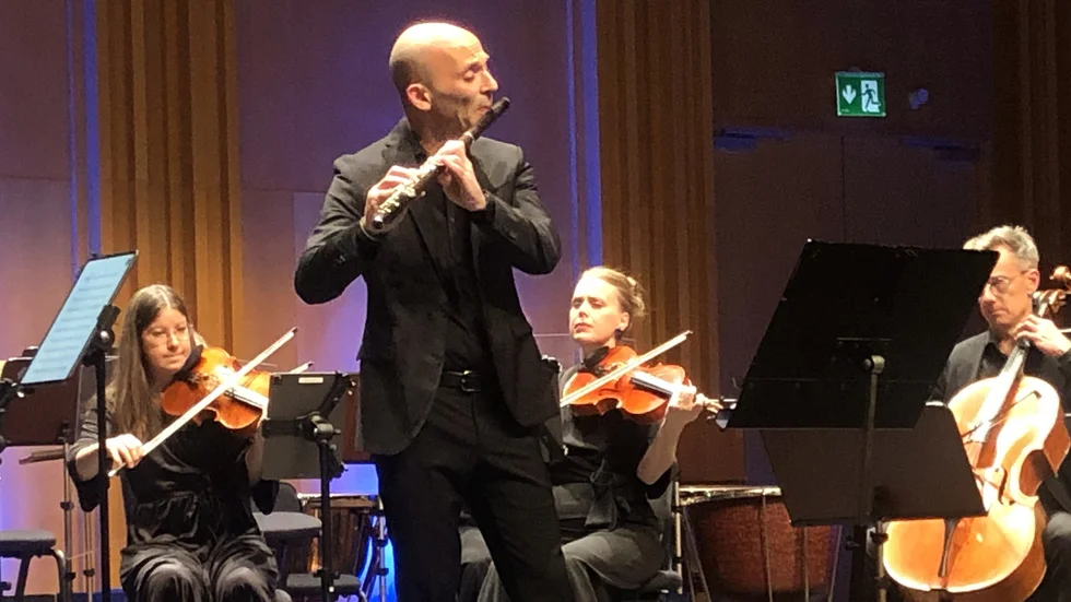 Ariel Zuckerman som solist i Mieczyslaw Weinbergs flöjtkonsert.