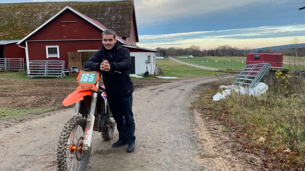 Nils Almérus bor mellan Nykyrka och Övralid. Bland hästar har 16-åringen sina hästkrafter i endurocykeln. I Gotland grand national utanför Visby körde han två dagar.