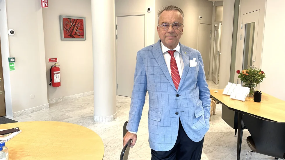 Antikexperten Knut Knutson har samma blå kavaj under årets inspelning av Antikrundan som 2015 då programmet senast besökte Uppsala.