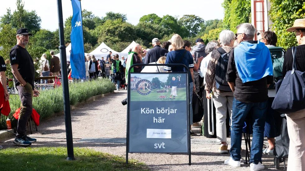 Under förmiddagen ringlade kön sig från Orangeriets framsida genom Botaniska trädgården bort till entrén närmast Carolina Rediviva.
