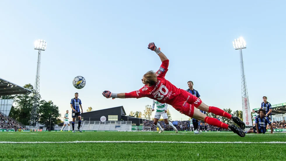 Sirius målvakt Jakob Tånnander sträcker ut i matchen mot Västerås i lördags kväll.