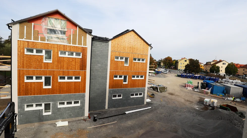 Där den tidigare Shellmacken i Torshälla låg byggs ny trygghetsboendet Gillet med 77 lägenheter. Insändarskribenten tycker det verkar ont om förvaringsmöjligheter.
