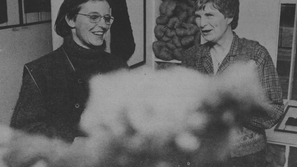 Karin Persson och Barbro Pettersson i arbete med nyskapande ull.  