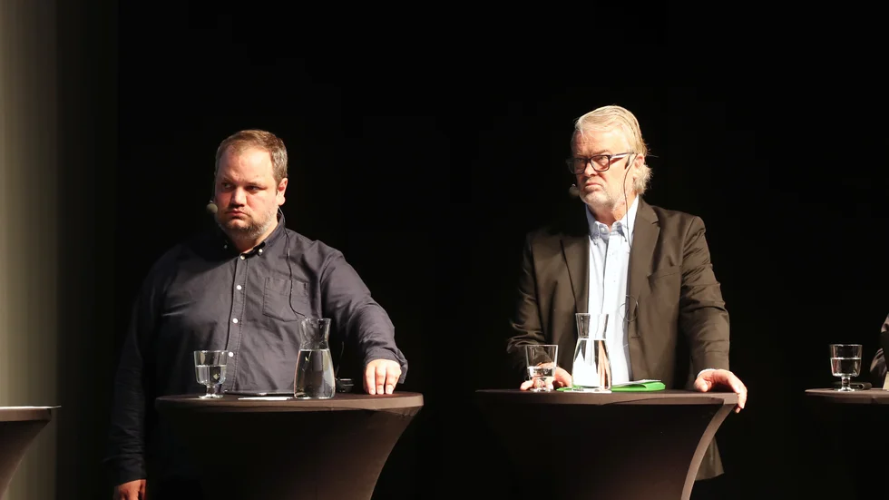 En motion från kommunpolitikern Svante Barman (V), till höger i bild, om att förbättra medborgarnas inflytande har nu fått ett positiv svar från fullmäktige i Motala.