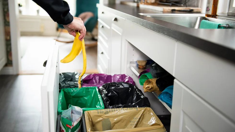 Två av påsarna i Sevabs sorteringssystem byter färg. Plastförpackningar ska numera kastas i lila påse och pappersförpackningar i brun.