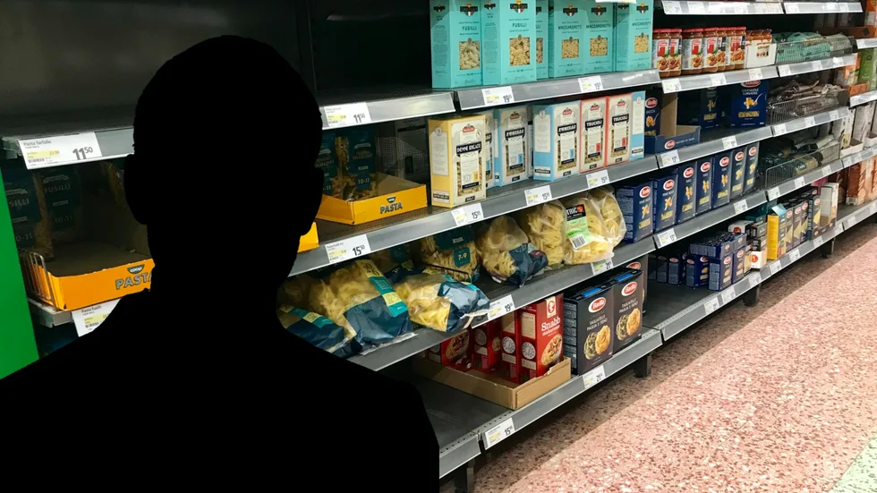 Mannen hotade kvinnan på en mataffär. Bilden i montaget är en genrebild.