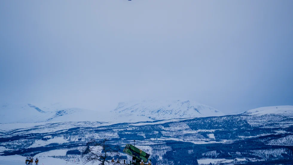 Trafiken till två flygplatser i norra Norge stoppades på tisdagen. Här är den militära flygbasen vid flygplatsen i Evenes. Arkivbild.