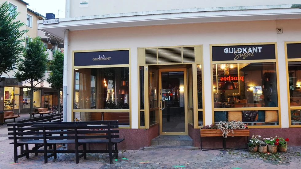 Guldkants deli har funnits i det nuvarande läget på Storgatan sedan 2016. För några år sedan utökades lokalerna mot Bredgatan.