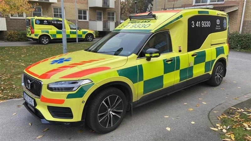Flera ambulanser och polisbilar befinner sig utanför huset, men "det är väldigt odramatiskt", säger räddningsledaren på plats. 