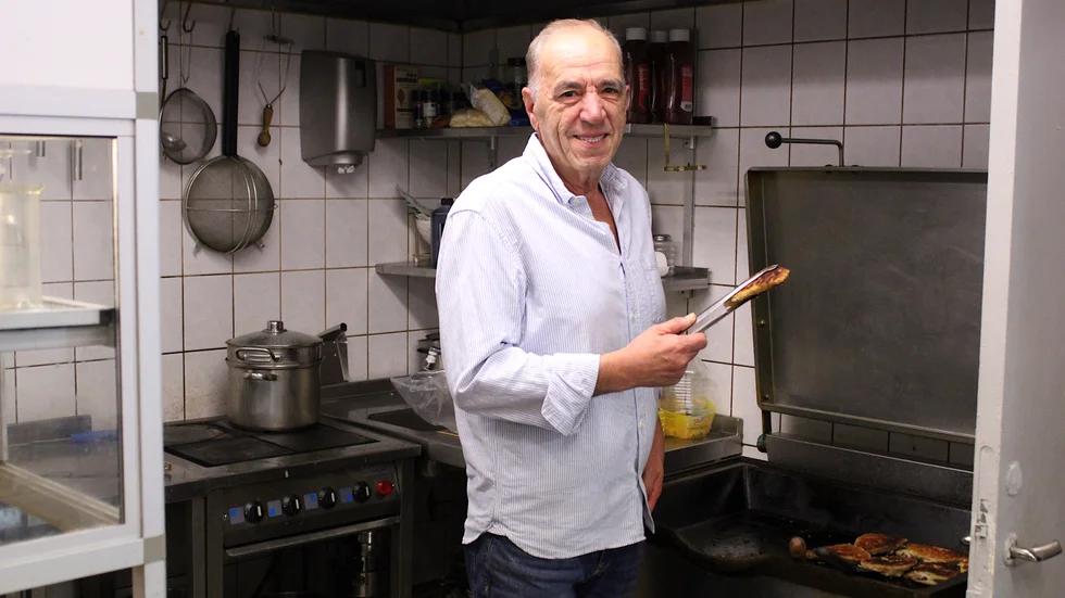 Blerim Ponosheci har långa arbetsdagar i restaurangen, där han jobbar från morgon till kväll. "Det är ganska många timmar."