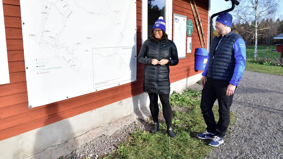 Alexandra Södervall och Marcus Zettergren framför spårkartan. Tack vare muddrad damm, ny vattenpump och nya rör säkrar klubben tillgången på konstsnö. Om kylan kommer.