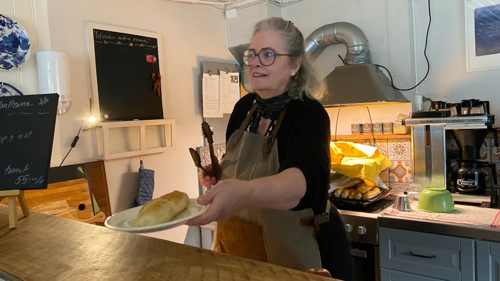 Lena Göransson på Tofvehults kafé serverar en så kallad Tofvehultare.