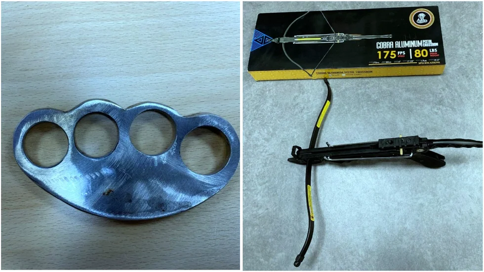 Knogjärn och armborst fanns i bilen. Knogjärnet förklarades tillhöra någon annan, och det liksom kniven som också finns med i förundersökningen finns inte med i åtalet mot mannen.