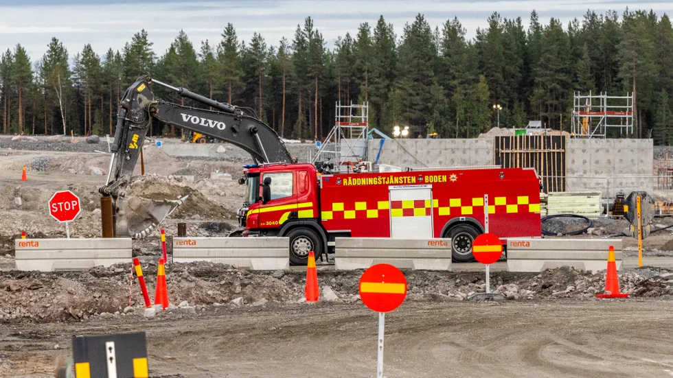 Räddningstjänst på plats den 13 september. Den skadade truckföraren har nu fått komma hem från IVA.