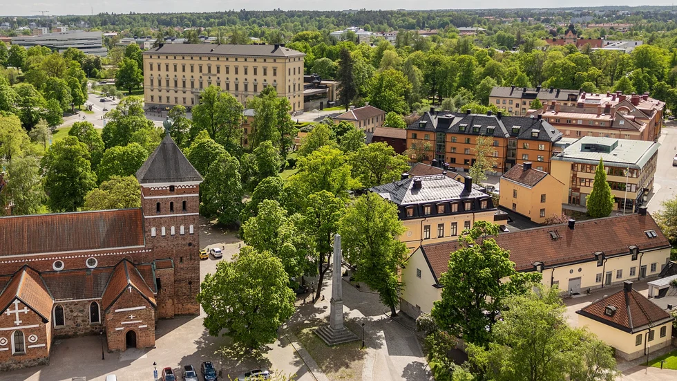 Insändarskribenten efterfrågar en svalare inomhustemperatur under sommarens varmaste dagar.