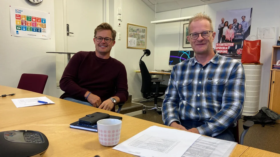 Plankorsningarna över Bergslagsvägen, Slottsvägen, Norrmalmsvägen och Kanalgatan blir snart utökade med bommar. Det har kommunstyret i Finspång beslutat. På bilden Mikael Wallin (L) och kommunalrådet Mats Annerfeldt (S).