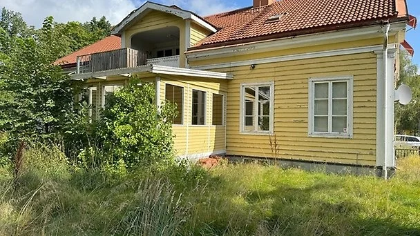 Byggnaderna som brukade vara ett HVB-hem står nu övergivna på en övervuxen tomt.