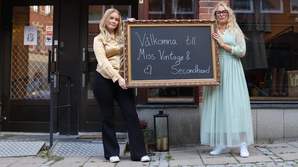 Agnes Jardman och Angelica Holgersson framför butiken som ligger ett faktiskt stenkast från Stora torget.