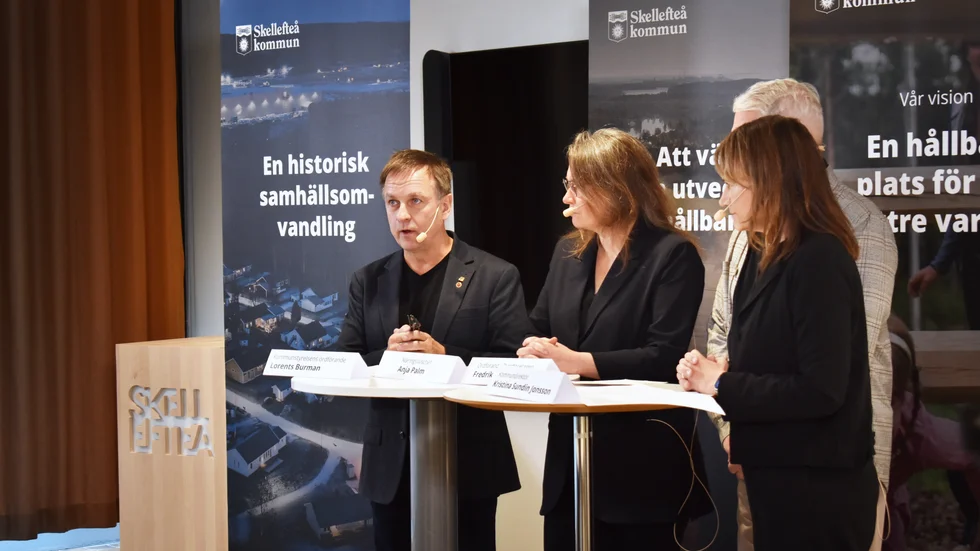Kommunalråd Lorents Burman (t v) höll en extrainsatt presskonferens tillsammans med andra representanter för kommunen. 