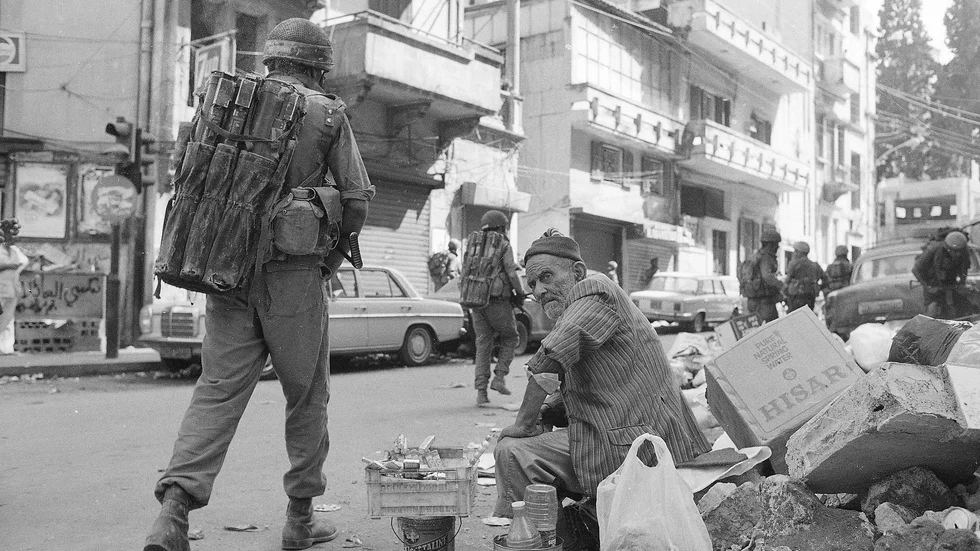 Gamla och nya krig – eller bara etapper i samma konflikt? På bilden, tagen i Beirut under Israels invasion 1982, passerar israeliska soldater en cigarettförsäljare.