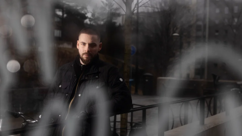 Viktor Grewe från Märsta har kommit ut med boken "Avhopparen – En sann berättelse". Fredrik Thorén är medförfattare.