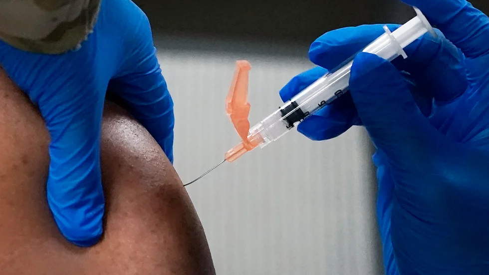 En man får en dos covidvaccin 2020. Arkivbild.