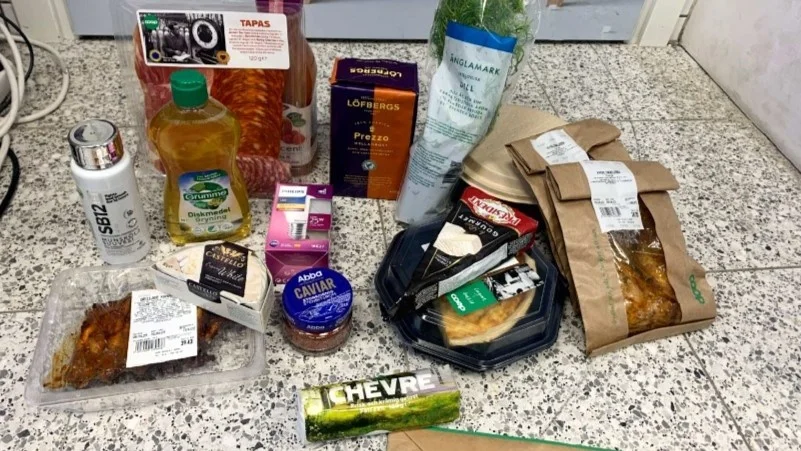 Socialsekreteraren konfronterades när hon lämnade livsmedelsbutiken med obetalda varor. I polisförhör förklarade hon att det var hennes tur att fixa jobbfrukost men att hon inte hade råd. Bilden ingår i förundersökningsprotokollet.