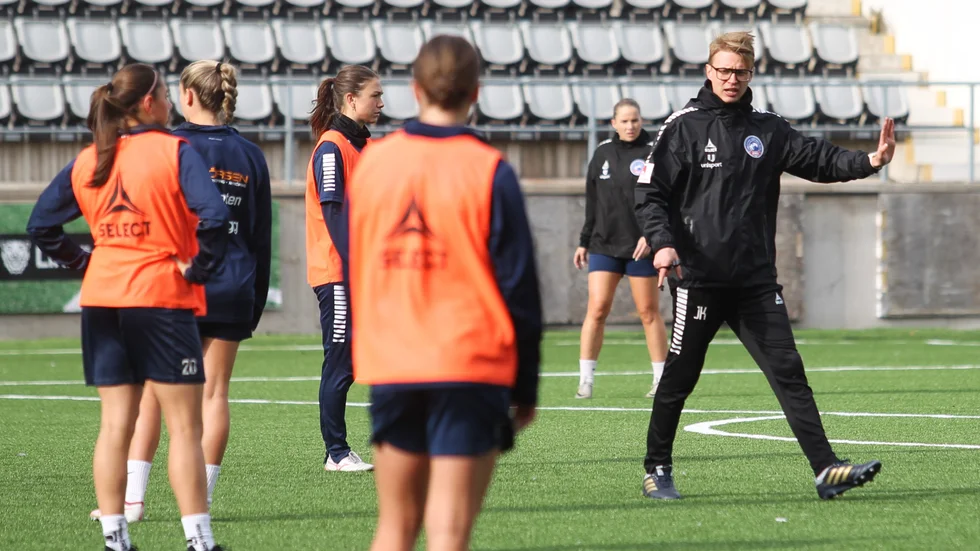 Jonne Kunnas har tagit över huvudansvaret i Linköping FC efter sparkade Rafael Roldan. På fredag väntar första matchen mot formstarka Hammarby.