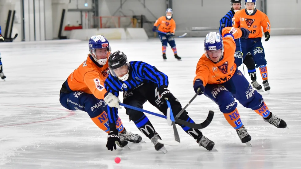 Alexander Härndahl (i blå tröja) är en av Sirius viktigaste spelare. Nu har klubben inlett samtal med framförallt de spelare vars kontrakt går ut.